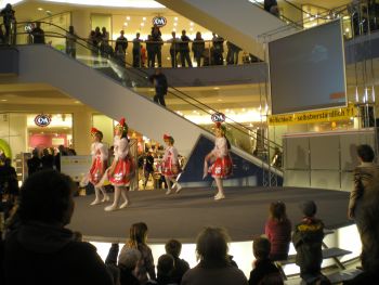 tanzende Kinder in russischer Tracht